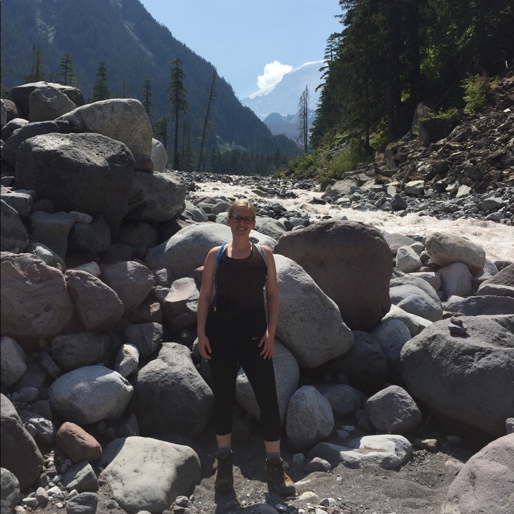 Meet your Posher, Caitlin